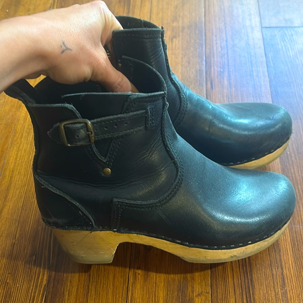 38. Women’s size 7 no. 6 black clog boots